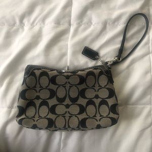 🐝 Coach Signature print Wristlet